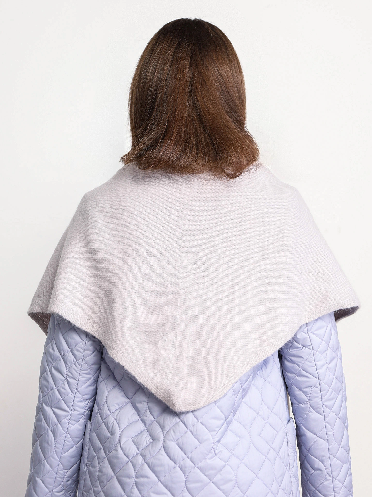 Шарф-косынка с декоративной нашивкой серого цвета